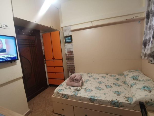 Tirane, jepet me qera garsonier 1+1 Kati 2, 32 m² 370 € (Rruga 5 Maj)