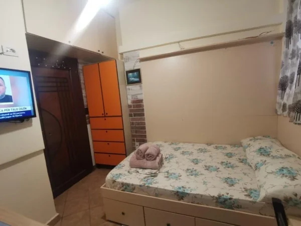 Tirane, jepet me qera garsonier 1+1 Kati 2, 32 m² 370 € (Rruga 5 Maj)