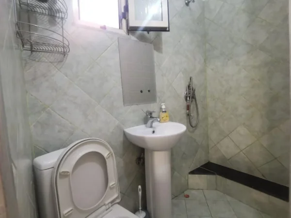 Tirane, jepet me qera garsonier 1+1 Kati 2, 32 m² 370 € (Rruga 5 Maj)