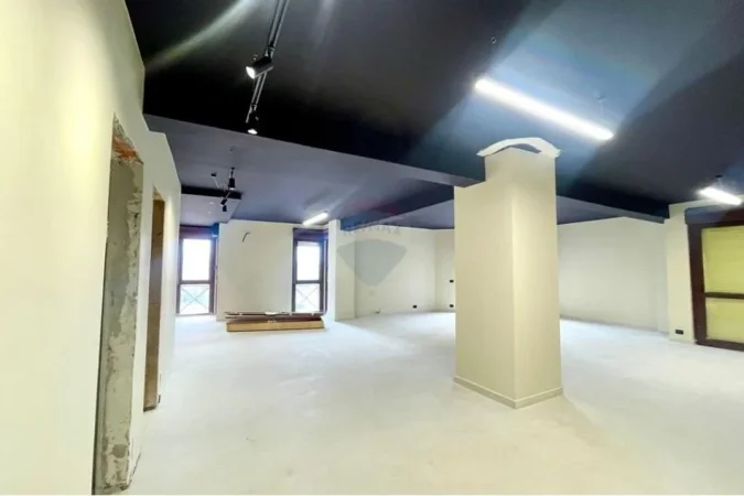 Tirane, jepet me qera zyre Kati 8, 155 m² 2.000 € (Torre Drini Qender)