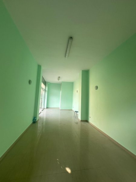 Tirane, jepet me qera zyre Kati 0, 50 m² 450 € (RRUGA BARRIKADAVE)