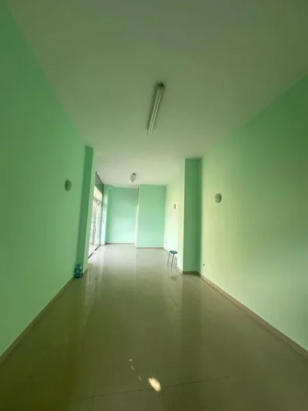 Tirane, jepet me qera zyre Kati 0, 50 m² 450 € (RRUGA BARRIKADAVE)