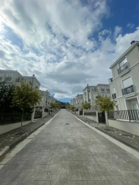 Tirane, shitet Vile 4+1 Kati 3, 234 m² 450.000 € (Mjull-Bathore)