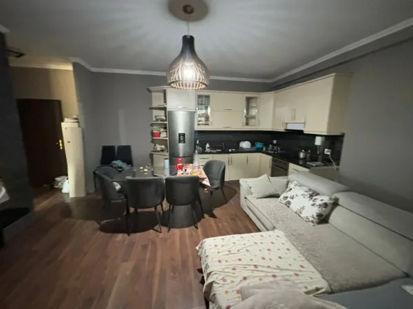 Tirane, jepet me qera apartament 1+1+Ballkon Kati 4, 100 m² 650 € (dritan hoxha)