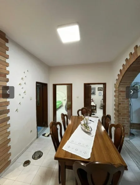 Tirane, shitet apartament 2+1 Kati 1, 200 m² 220.000 € (Komuna e Parasit)