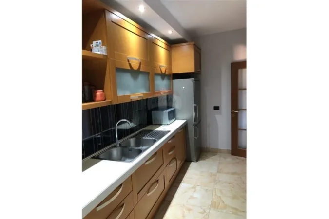 Tirane, jepet me qera apartament 3+1+Ballkon Kati 6, 151 m² 1.100 € (Myslym Shyri)