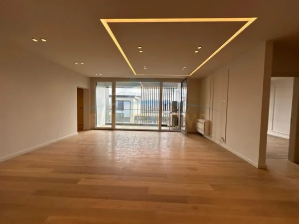 Tirane, jepet me qera apartament 3+1 Kati 2, 153 m² 1.100 € i pa mobiluar dhe 1600€ i mobiluar  (Pallati i Brigadave