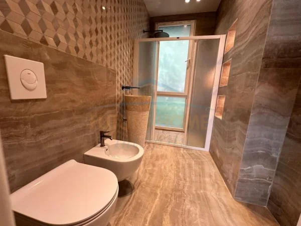 Tirane, jepet me qera apartament 3+1 Kati 2, 153 m² 1.100 € i pa mobiluar dhe 1600€ i mobiluar  (Pallati i Brigadave