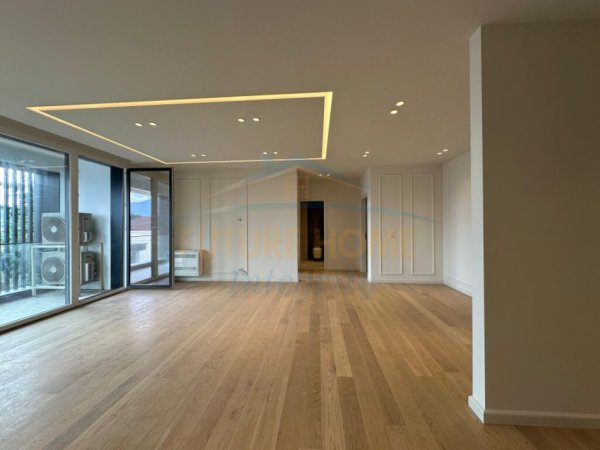 Tirane, jepet me qera apartament 3+1 Kati 2, 153 m² 1.100 € i pa mobiluar dhe 1600€ i mobiluar  (Pallati i Brigadave