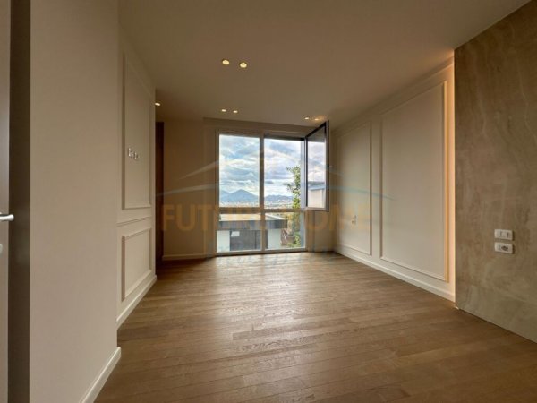 Tirane, jepet me qera apartament 3+1 Kati 2, 153 m² 1.100 € i pa mobiluar dhe 1600€ i mobiluar  (Pallati i Brigadave