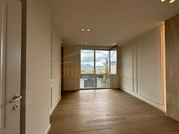 Tirane, jepet me qera apartament 3+1 Kati 2, 153 m² 1.100 € i pa mobiluar dhe 1600€ i mobiluar  (Pallati i Brigadave