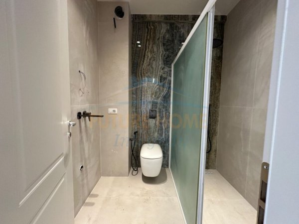 Tirane, jepet me qera apartament 3+1 Kati 2, 153 m² 1.100 € i pa mobiluar dhe 1600€ i mobiluar  (Pallati i Brigadave