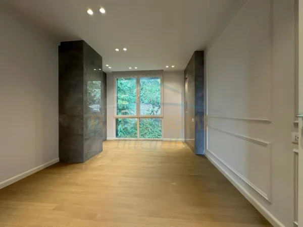 Tirane, jepet me qera apartament 3+1 Kati 2, 153 m² 1.100 € i pa mobiluar dhe 1600€ i mobiluar  (Pallati i Brigadave