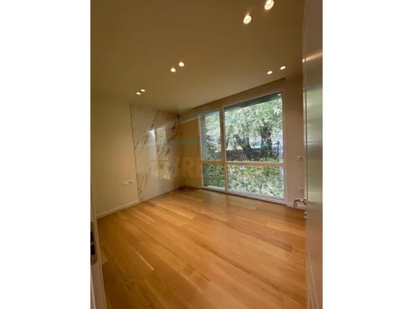 Shitet, Apartament 3+1+2+Garazh, Pallati i Brigadave, € 390,000