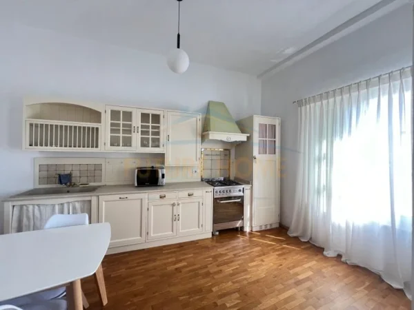 Durres, shitet apartament 3+1 Kati 4, 183 m² 330.000 € (Shitet, Duplex 3+1+2, te Bulevardi Kryesor, Durres)