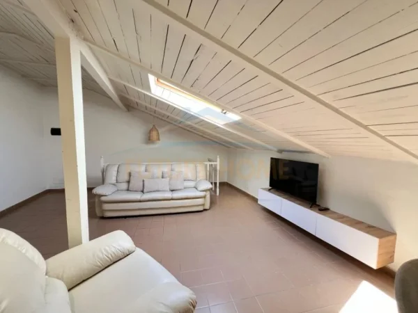 Durres, shitet apartament 3+1 Kati 4, 183 m² 330.000 € (Shitet, Duplex 3+1+2, te Bulevardi Kryesor, Durres)