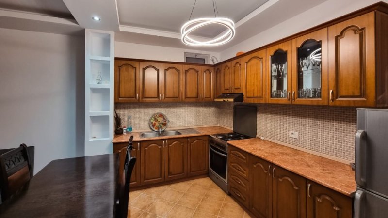 Tirane, jepet me qera apartament 2+1 Kati 1, 94 m² 400 € (Fresk)