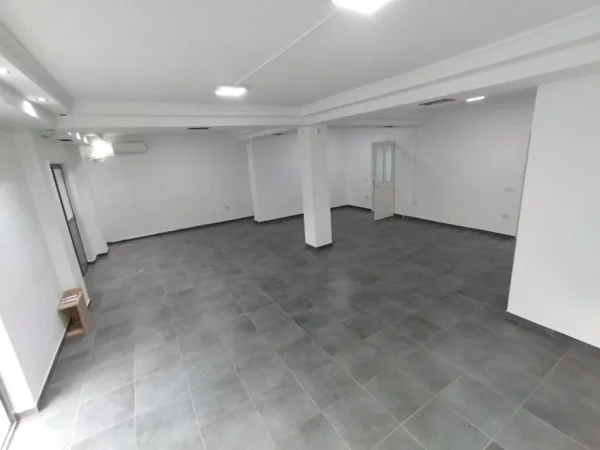 Tirane, jepet me qera ambjent biznesi Kati 1, 151 m² 1.500 € (myslym shyri)