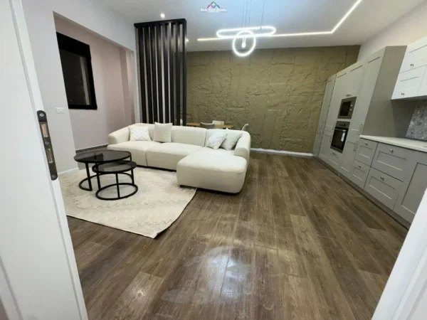 Tirane, jepet me qera apartament 1+1+Ballkon Kati 1, 85 m² 700 € (kodra e diellit)