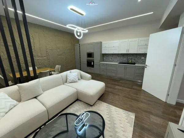 Tirane, jepet me qera apartament 1+1+Ballkon Kati 1, 85 m² 700 € (kodra e diellit)