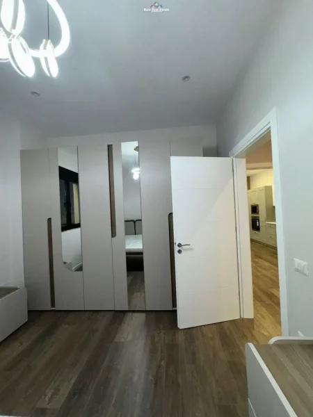 Tirane, jepet me qera apartament 1+1+Ballkon Kati 1, 85 m² 700 € (kodra e diellit)