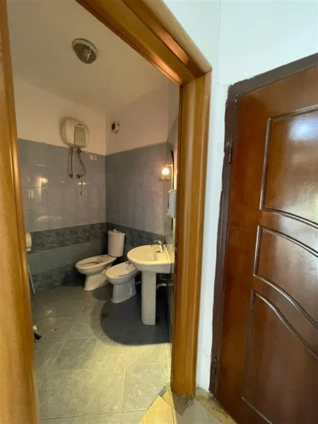 Tirane, jepet me qera ambjent biznesi Kati 2, 60 m² 550 € (rruga qe lidh M.shyrin me rrugen e kavajes)