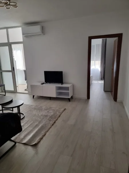 Tirane, jepet me qera apartament 1+1+Ballkon Kati 3, 63 m² 650 € (KOMUNA E PARISIT)
