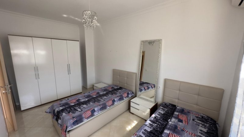 Tiraen jepet me qera apartament Kati 4, 220 m² 600 € Yrshek