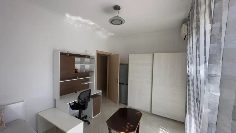 Tiraen jepet me qera apartament Kati 4, 220 m² 600 € Yrshek