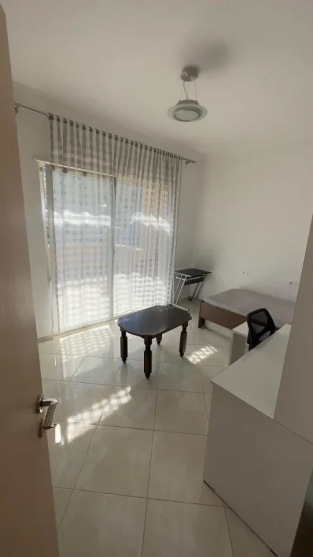 Tiraen jepet me qera apartament Kati 4, 220 m² 600 € Yrshek