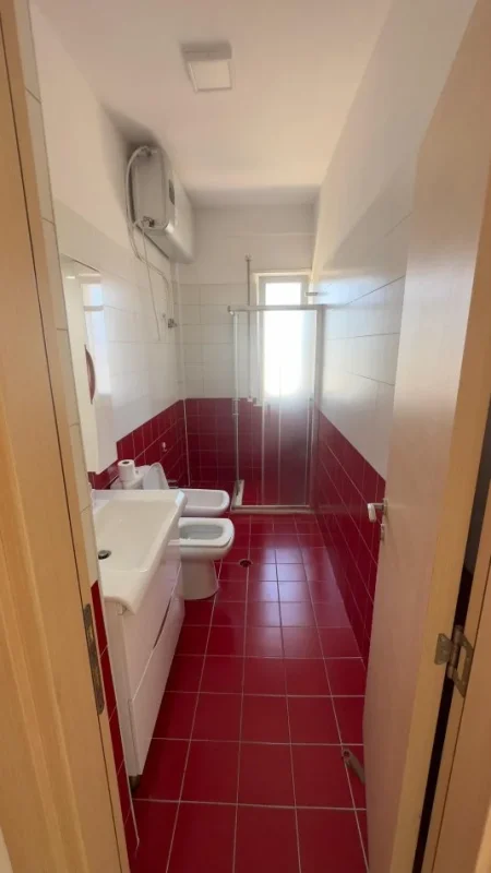 Tiraen jepet me qera apartament Kati 4, 220 m² 600 € Yrshek