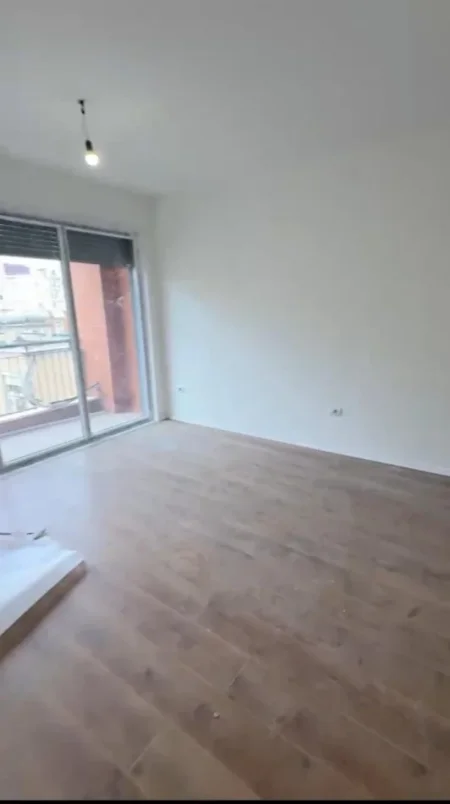 Tirane, jepet me qera zyre Kati 5, 95 m² 700 € (myslym shyri)