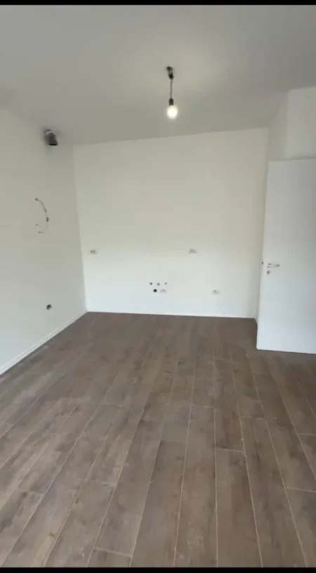 Tirane, jepet me qera zyre Kati 5, 95 m² 700 € (myslym shyri)