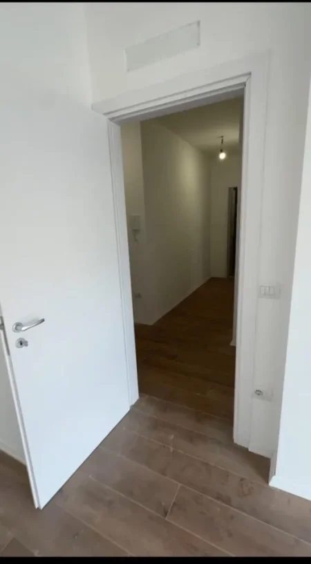 Tirane, jepet me qera zyre Kati 5, 95 m² 700 € (myslym shyri)