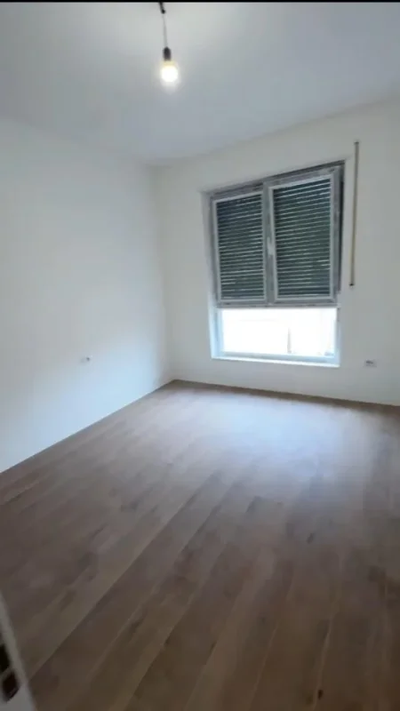 Tirane, jepet me qera zyre Kati 5, 95 m² 700 € (myslym shyri)