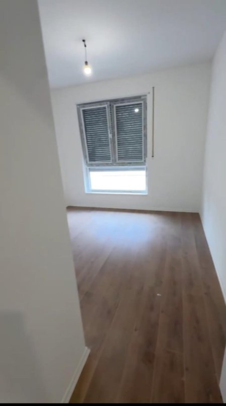 Tirane, jepet me qera zyre Kati 5, 95 m² 700 € (myslym shyri)