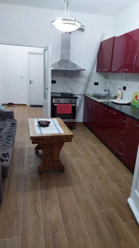 Tirane, jepet me qera apartament 2+1 Kati 3, 120 m² 1.200 € (Myslym Shyri)