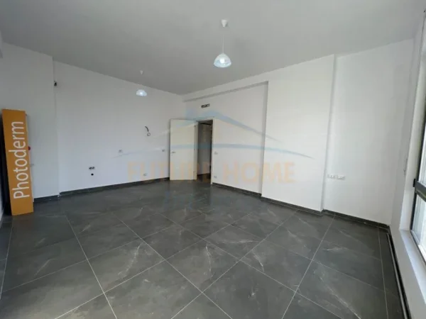 Tirane, jepet me qera apartament 1+1 Kati 2, 71 m² 300 € (DOGANA)