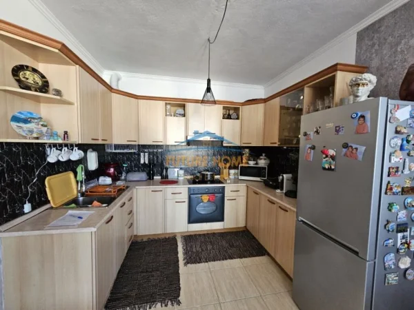 Tirane, jepet me qera apartament 1+1+Aneks Kati 11, 80 m² 650 € (Rruga Bogdanve)