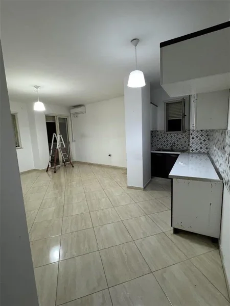 Tirane, jepet me qera zyre Kati 2, 116 m² 800 € (ASTIR)