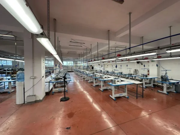 Tirane, jepet me qera ambjent biznesi Kati 2, 1.600 m² 6.400 € (Prush)