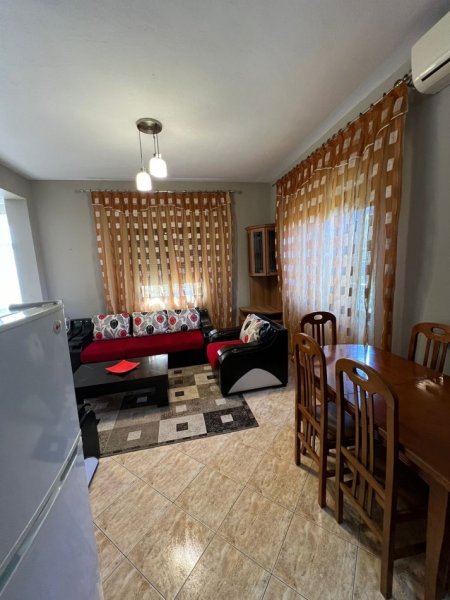 Tirane, jepet me qera apartament 3+1 Kati 2, 121 m² 700 € (Yzberisht)