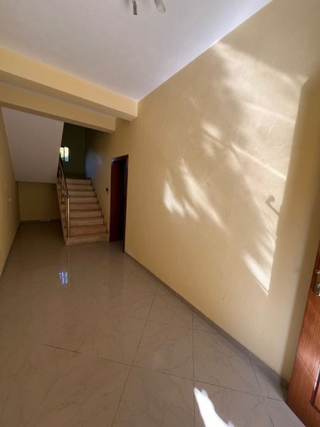Tirane, jepet me qera apartament 3+1 Kati 2, 121 m² 700 € (Yzberisht)