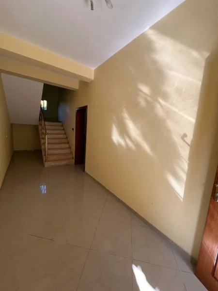 Tirane, jepet me qera apartament 3+1 Kati 2, 121 m² 700 € (Yzberisht)