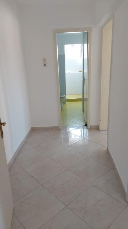 Tirane, jepet me qera apartament 1+1 Kati 4, 60 m² 250 € (Kombinat)