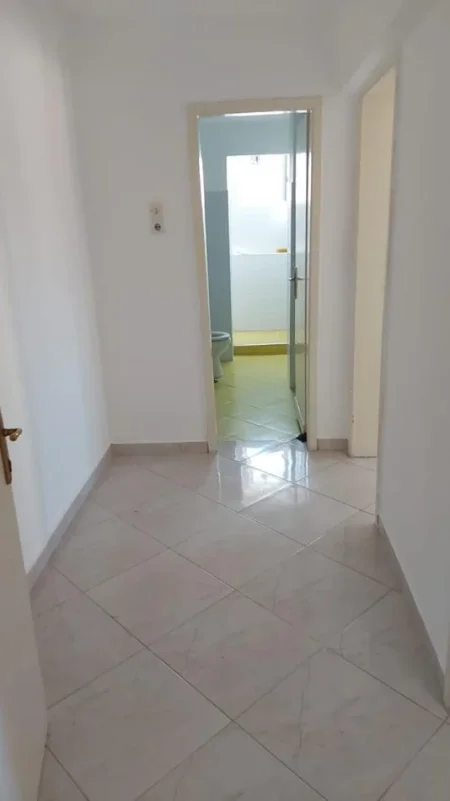 Tirane, jepet me qera apartament 1+1 Kati 4, 60 m² 250 € (Kombinat)