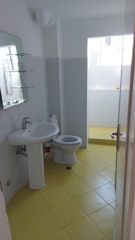 Tirane, jepet me qera apartament 1+1 Kati 4, 60 m² 250 € (Kombinat)