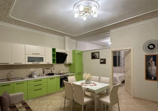Tirane, jepet me qera apartament 1+1 Kati 1, 80 m² 380 € (Afer Komisariatit nr. 4)