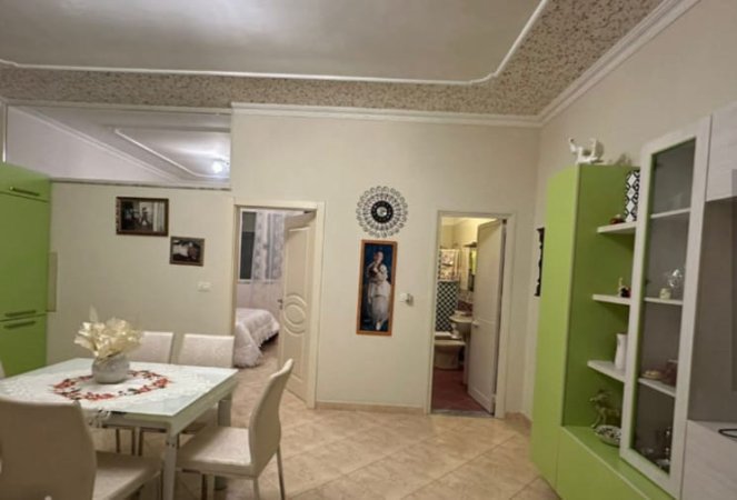 Tirane, jepet me qera apartament 1+1 Kati 1, 80 m² 380 € (Afer Komisariatit nr. 4)
