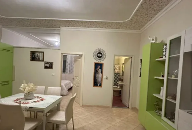 Tirane, jepet me qera apartament 1+1 Kati 1, 80 m² 380 € (Afer Komisariatit nr. 4)